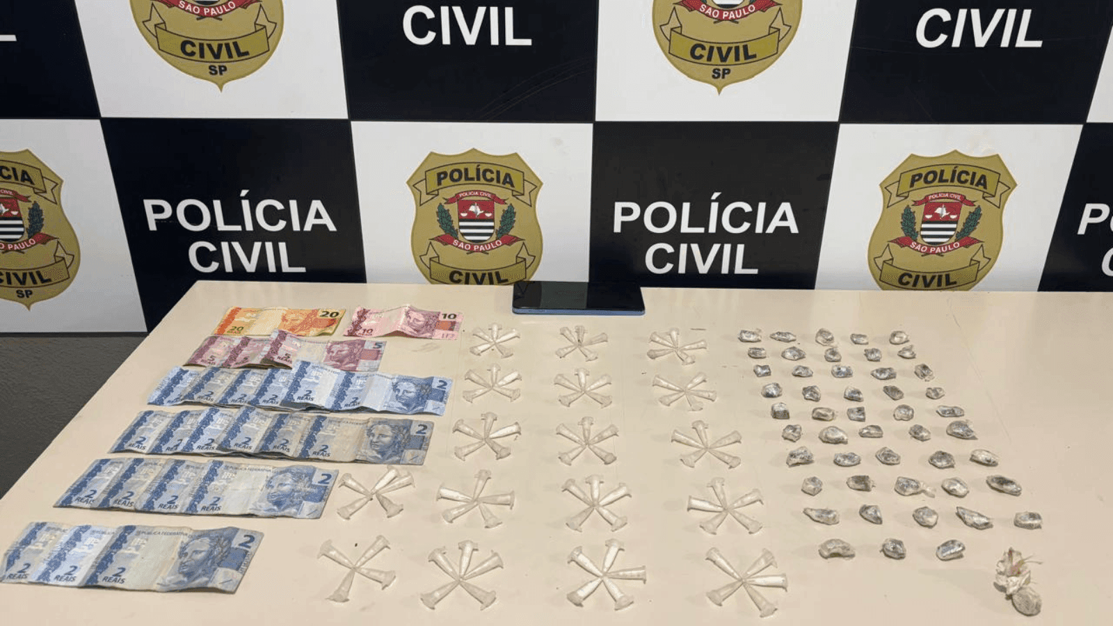 O homem estava de posse de cocaína, crack e maconha