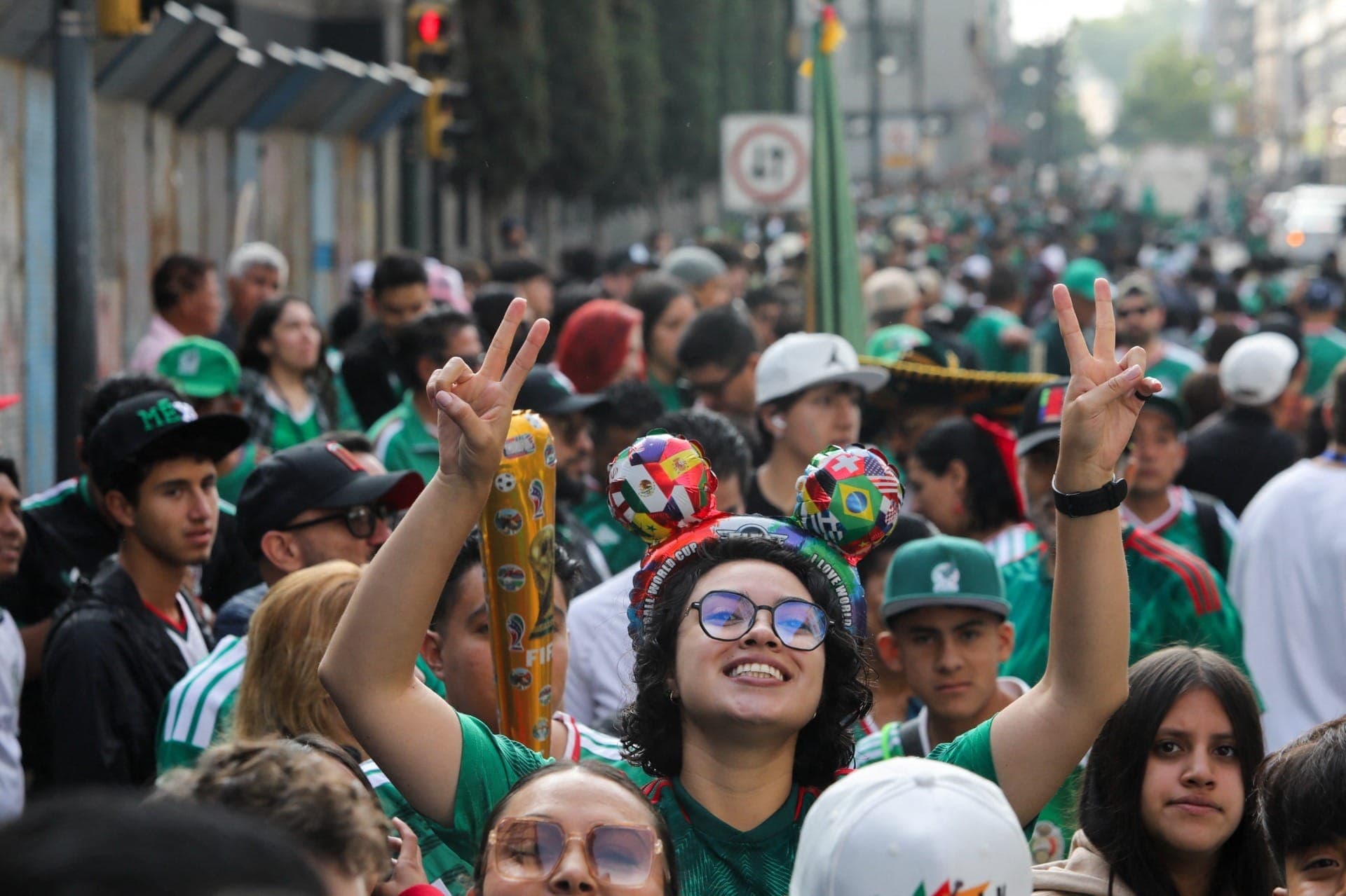 Torcida do México em fila na entrada do estádio Azteca para abertura da Copa