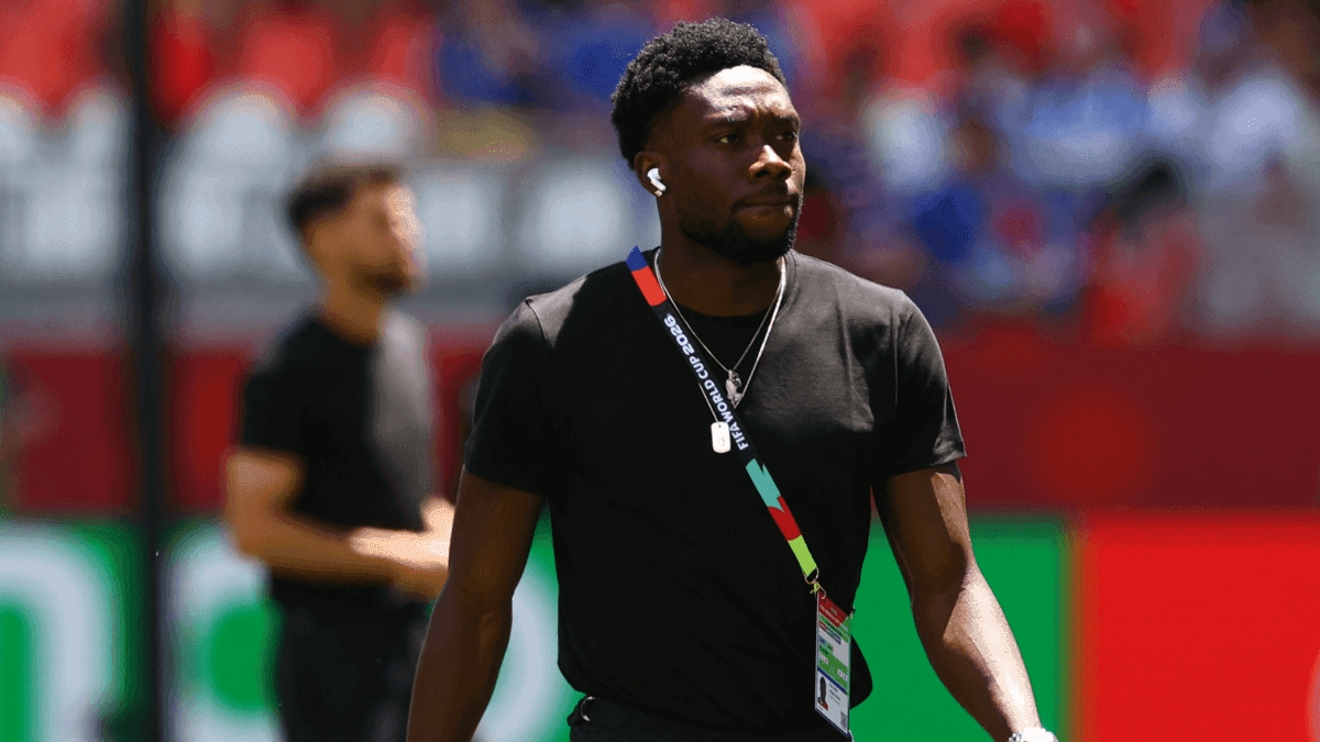 Alphonso Davies durante reconhecimento de gramado da Seleção do Canadá