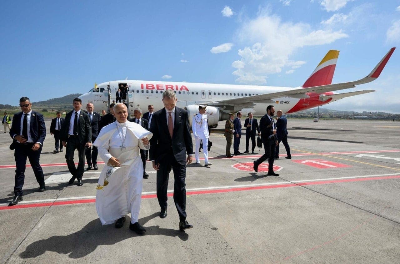 Avião que levaria papa da Espanha a Roma registra falha técnica