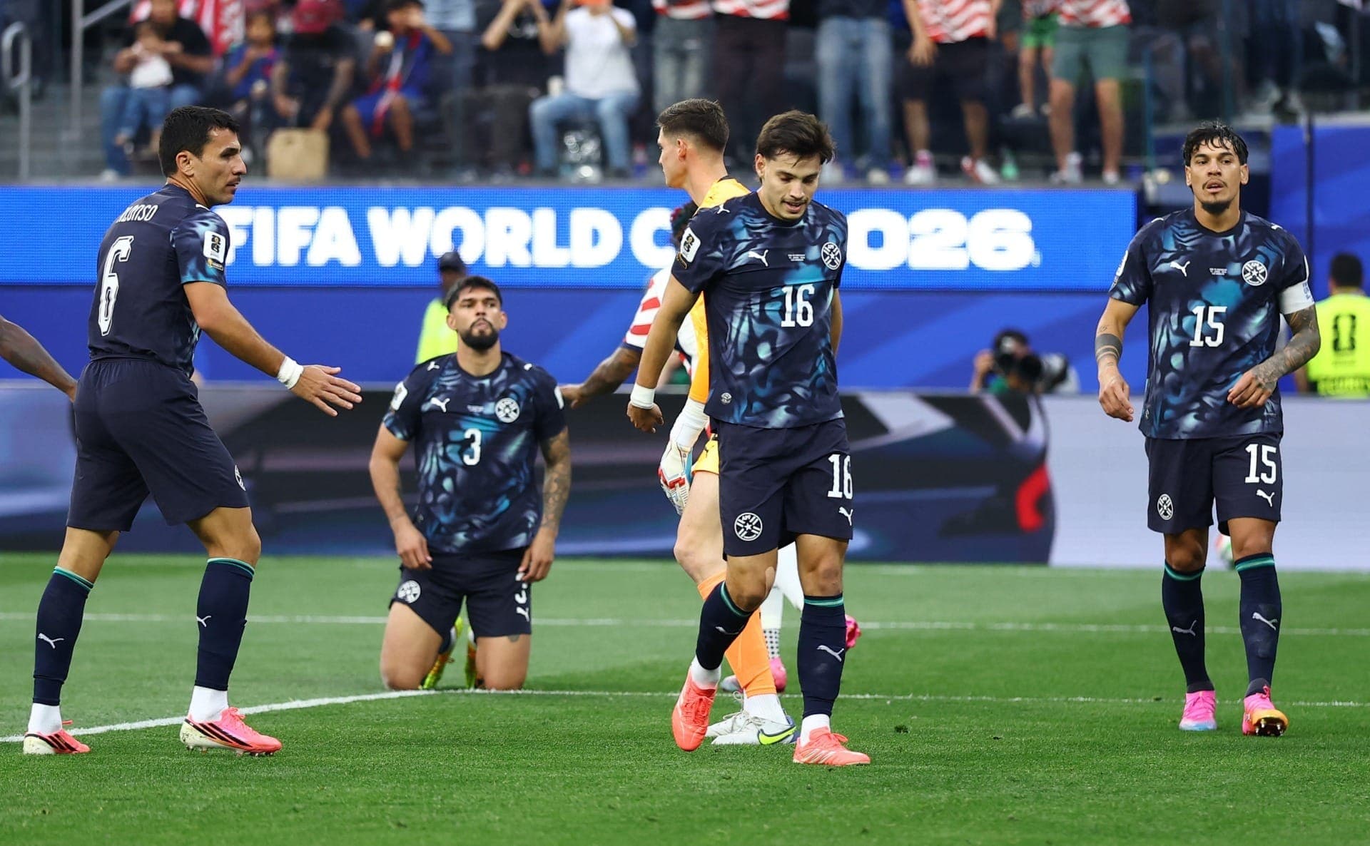 Bobadilla, volante do São Paulo, anotou o primeiro gol contra da Copa do Mundo