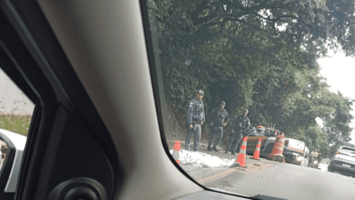 Motociclista de 26 anos morre após cair sob rodas de caminhão em SJC
