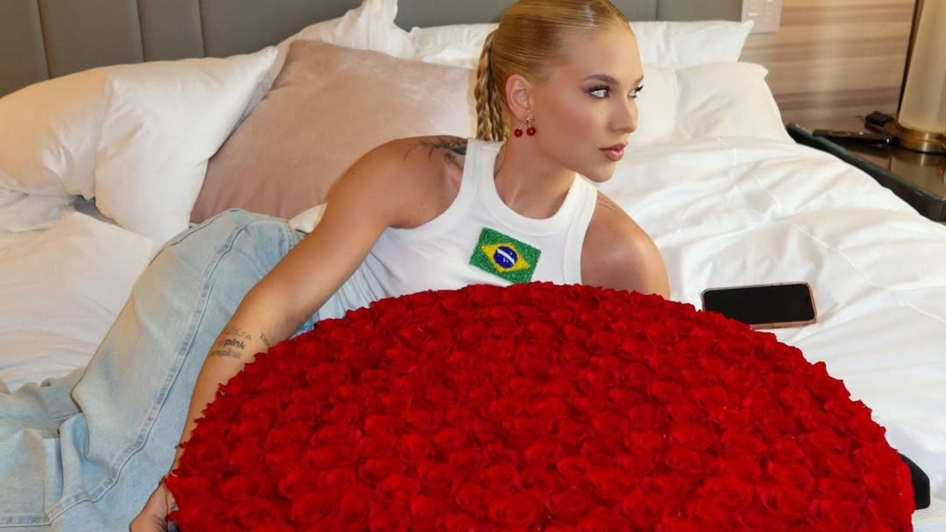 Virginia posa com buquê de flores gigante no Dia dos Namorados