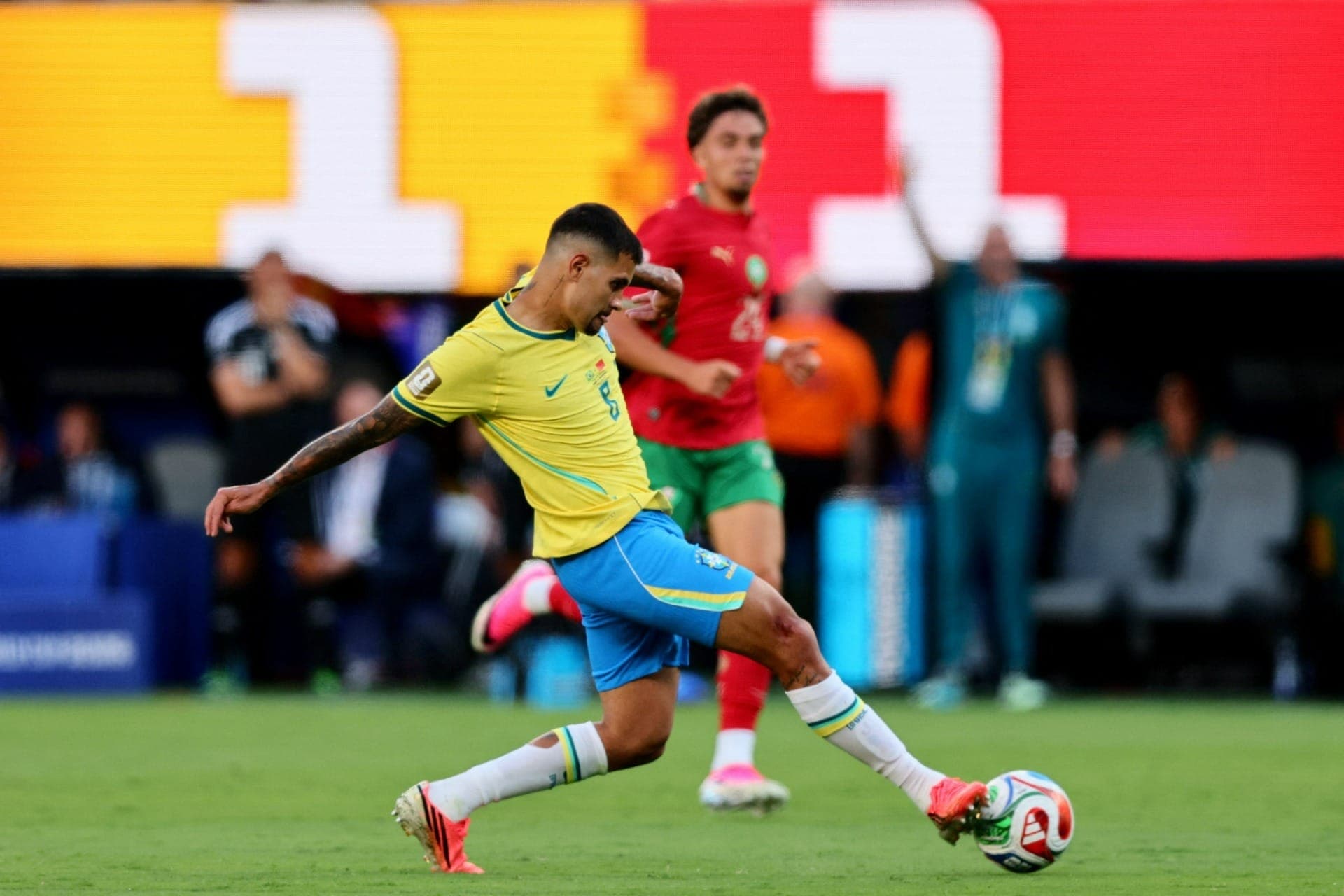 Bruno Guimarães em partida contra Marrocos