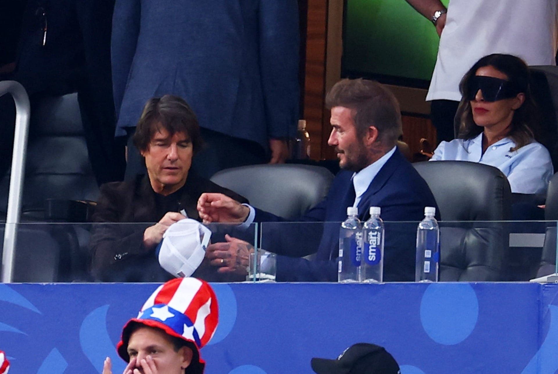 Tom Cruise e David Beckham assistindo à estreia dos Estados Unidos na Copa
