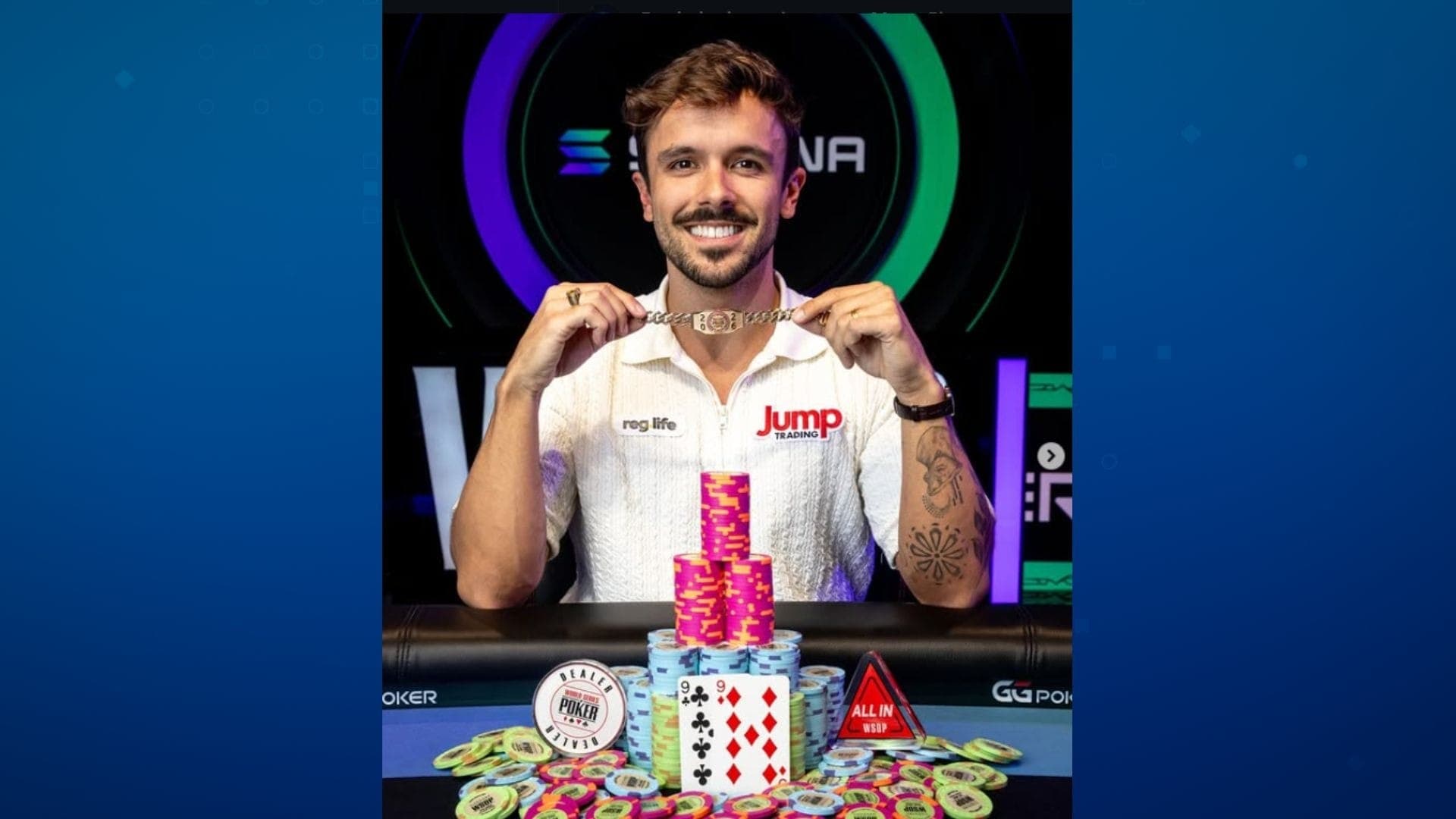 Yuri Dzivielevski venceu o holandês Mulder no heads-up. Na foto, ele aparece segurando o bracelete e com todas as fichas acumuladas e a mão final: par de noves