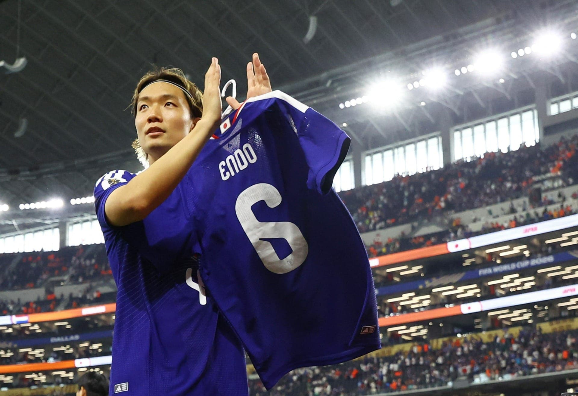 Jogadores do Japão prestaram homenagem a Endo