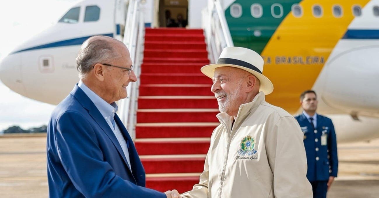 Lula cumprimenta Alckmin antes de viagem ao G7