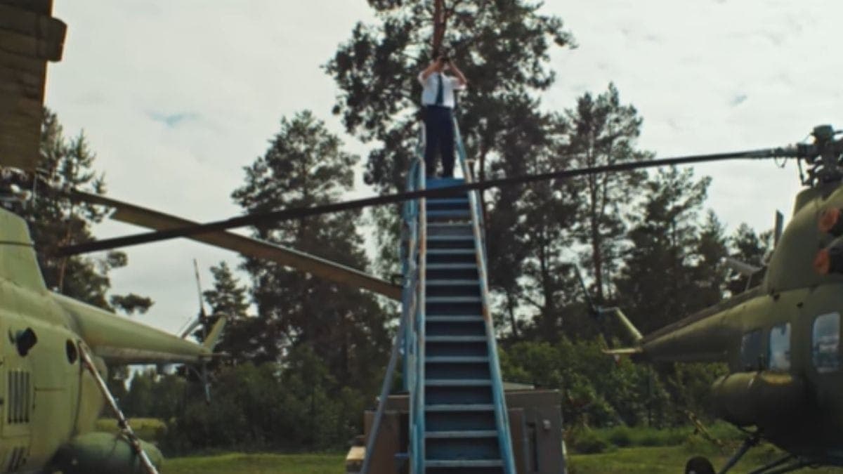 Oliver Tree Nickell no clipe de "Flowers"