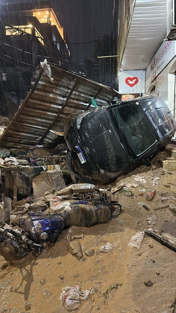Fortes chuvas provocam deslizamento na Rocinha e transtornos na Zona Sul