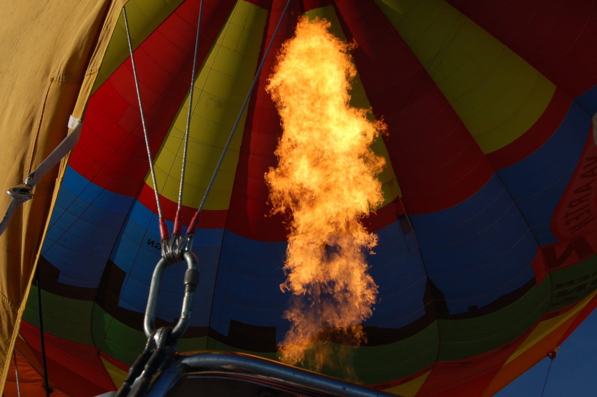 Balão atinge fiação e provoca incêndio durante queda