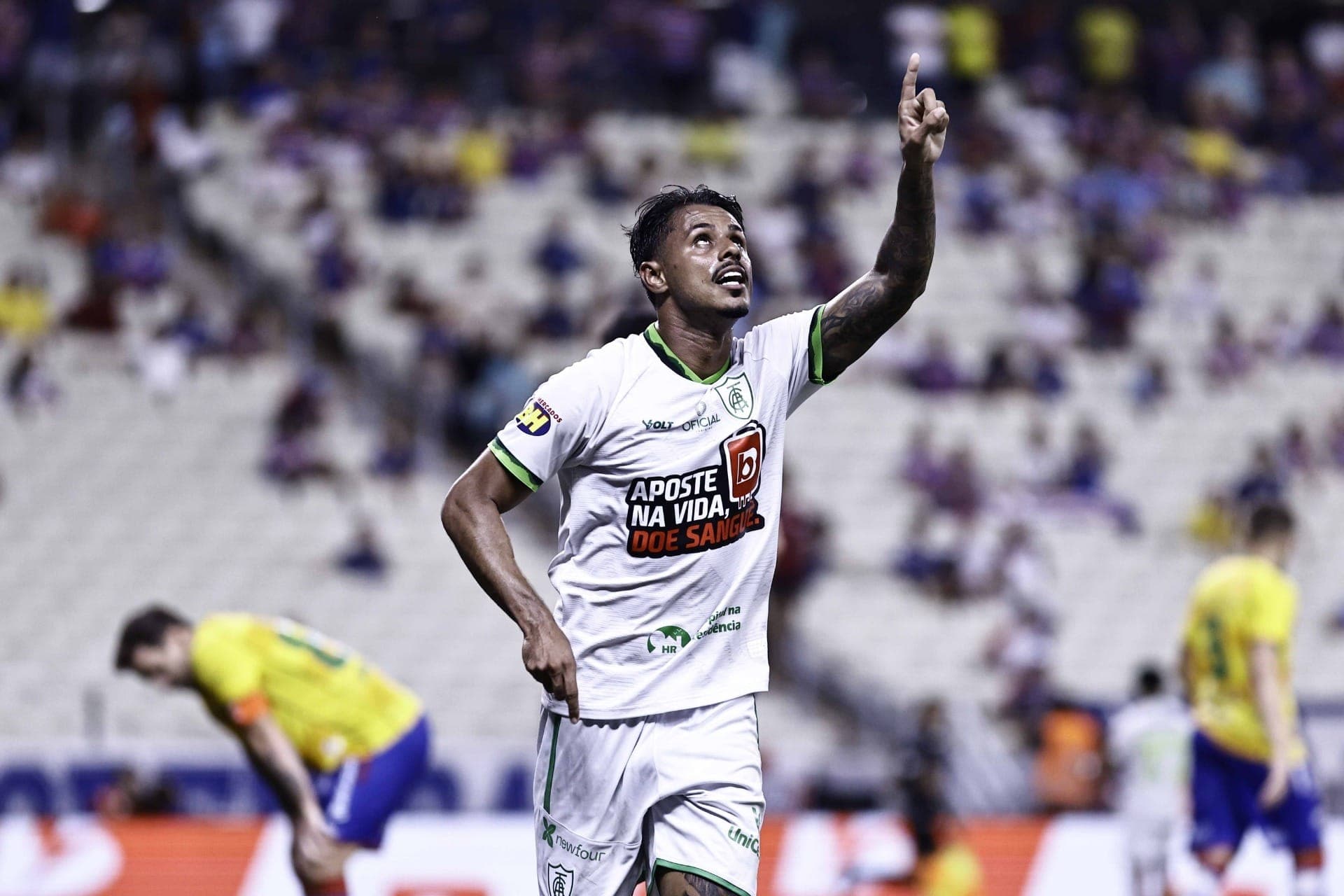Gabriel Barros, do América Mineiro, comemora após marcar contra o Fortaleza