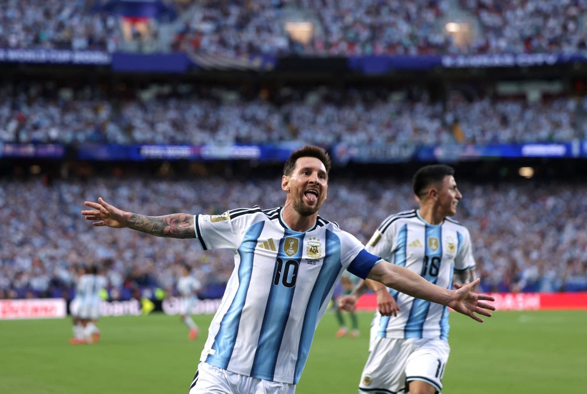 Messi comemora gol contra a Argélia