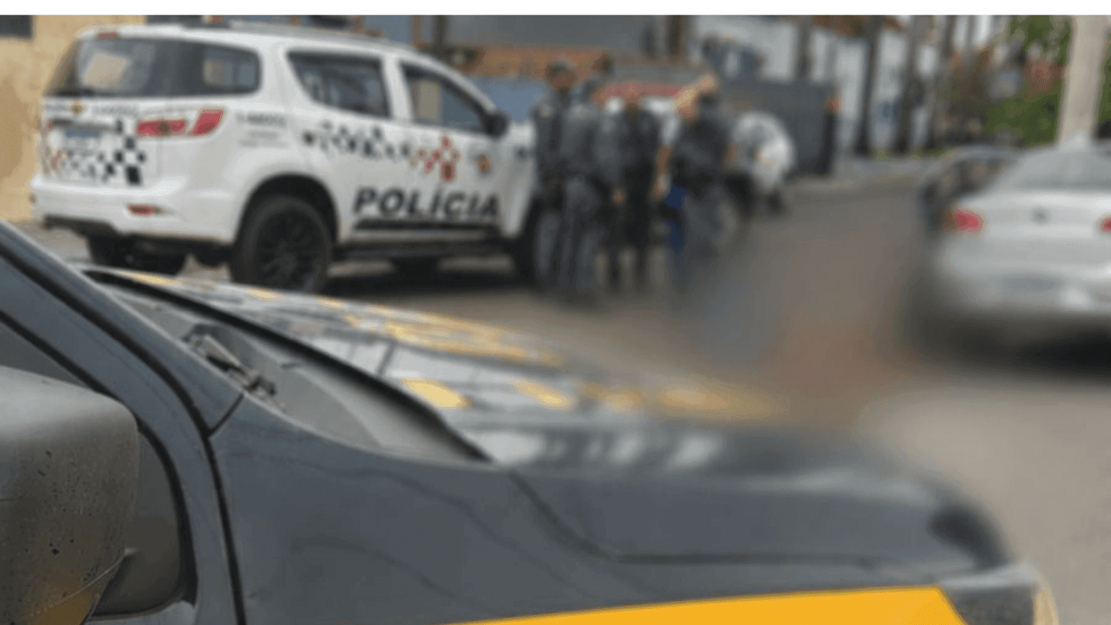 O motorista do carro foi abandonado pelos criminosos na rodovia