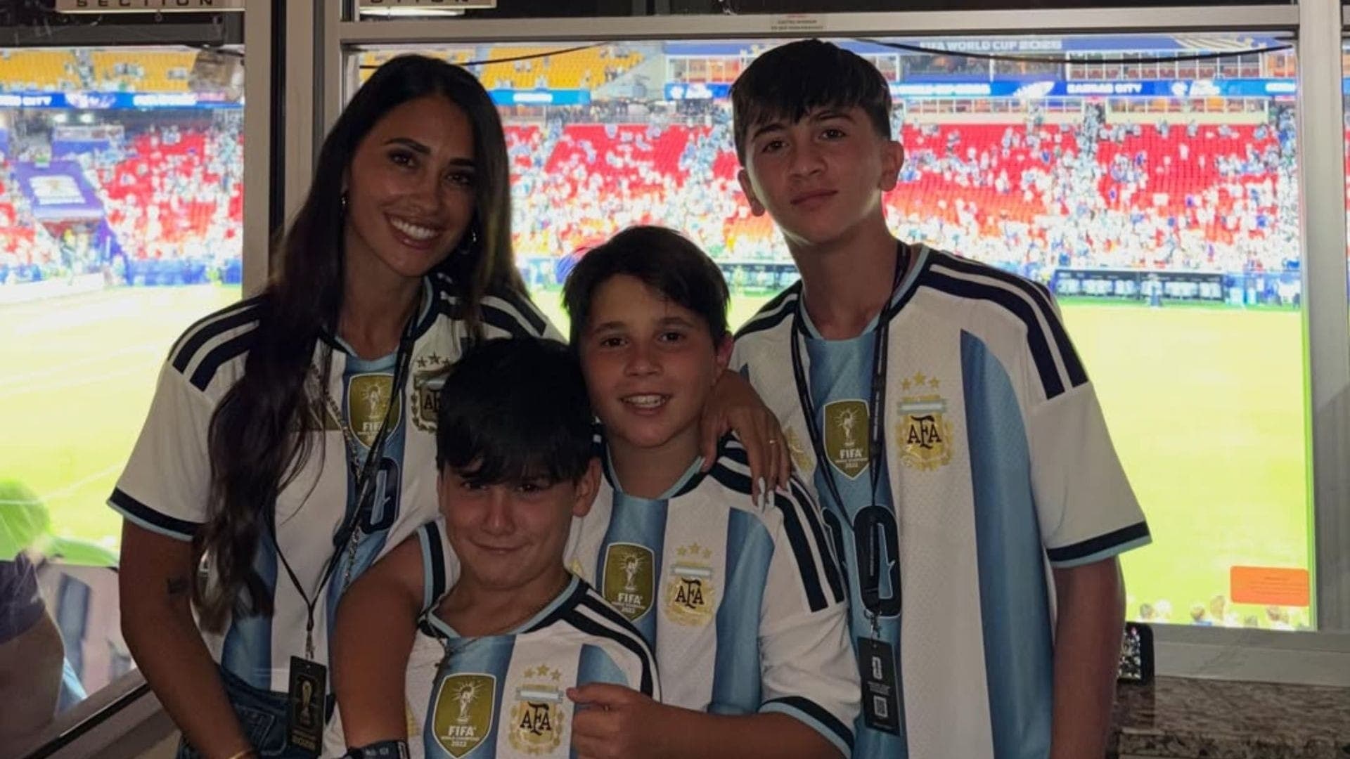 Antonela com os filhos em jogo estrelado de Messi