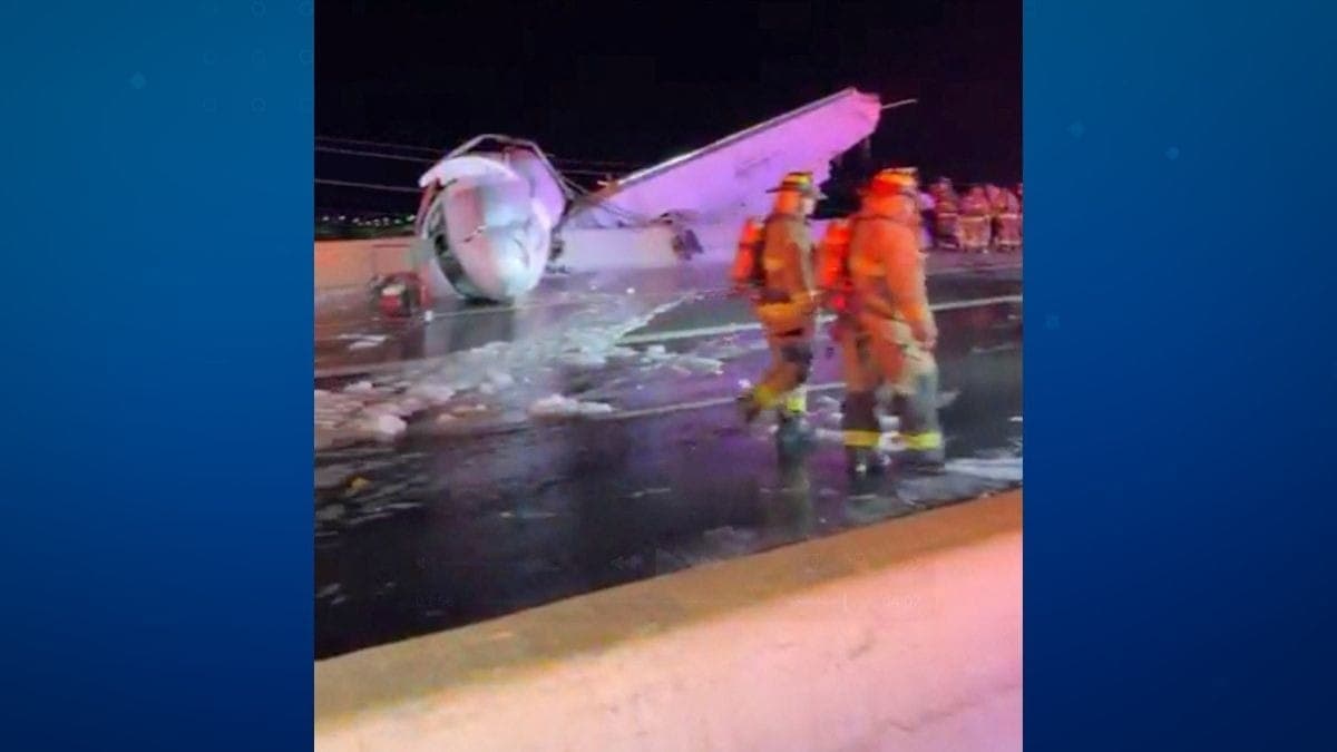 Avião cai em rodovia do Texas, nos EUA