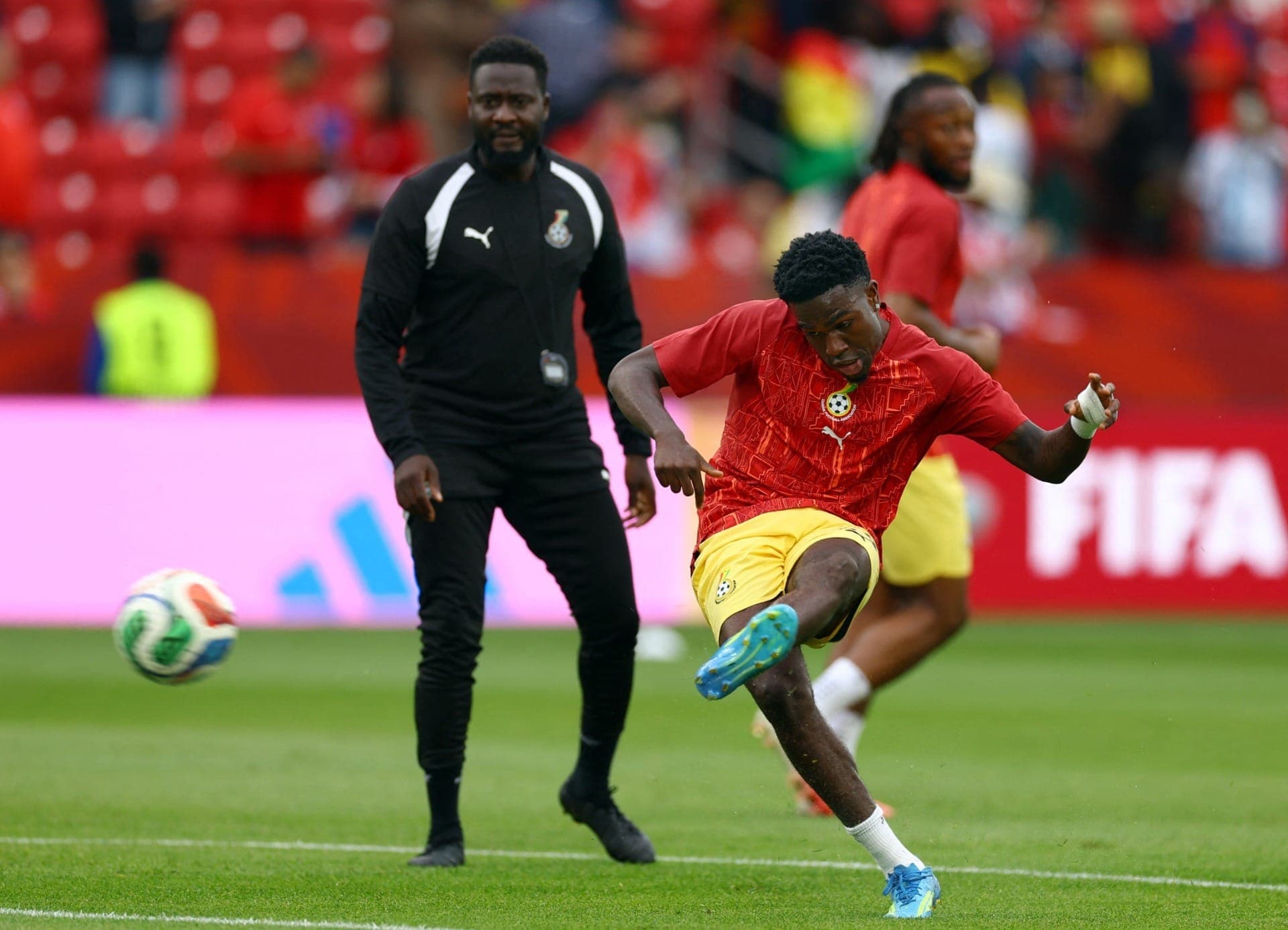 Ernest Nuamah, do Gana, durante o aquecimento antes da partida contra Panamá
