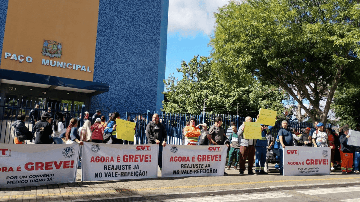 Funcionários da URBAM caminham até o Paço Municipal em protesto
