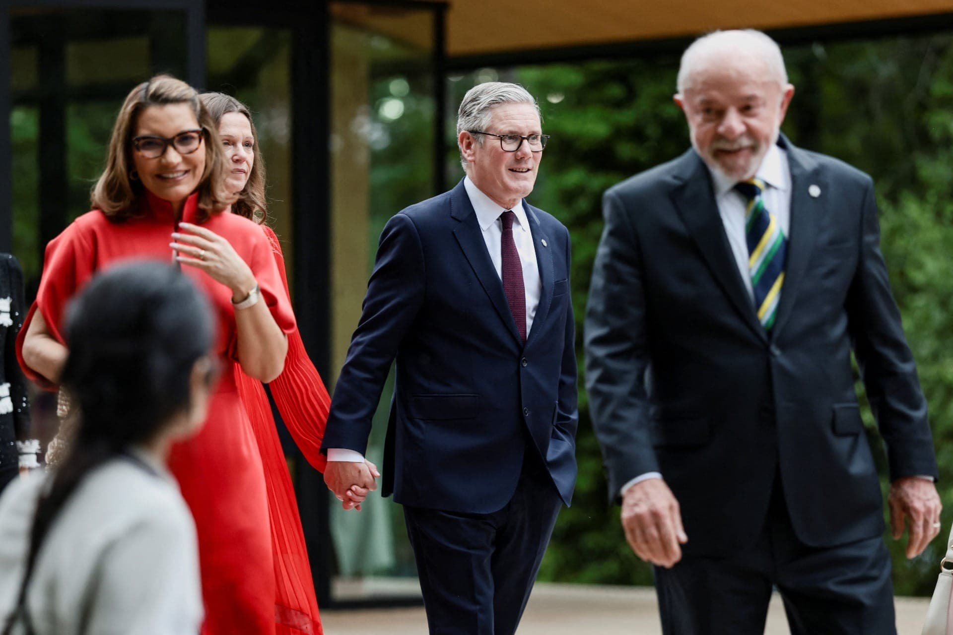 Lula e Janja ao lado do primeiro-ministro britânico Keir Starmer