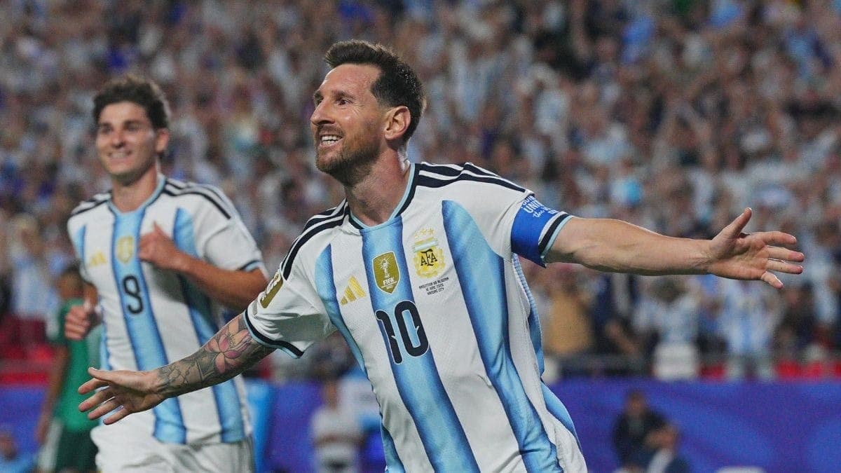 Messi marcou três na vitória da Argentina e é o artilheiro da competição
