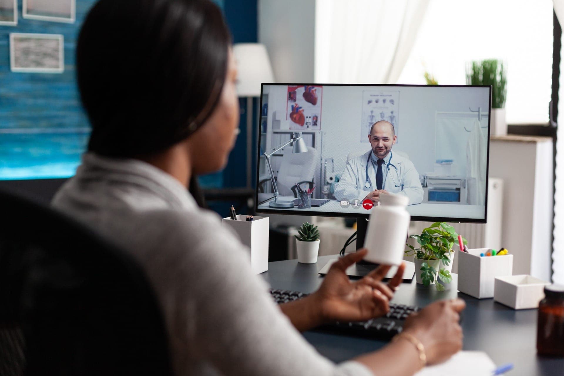 O consultório no bolso: a medicina mediada por telas
