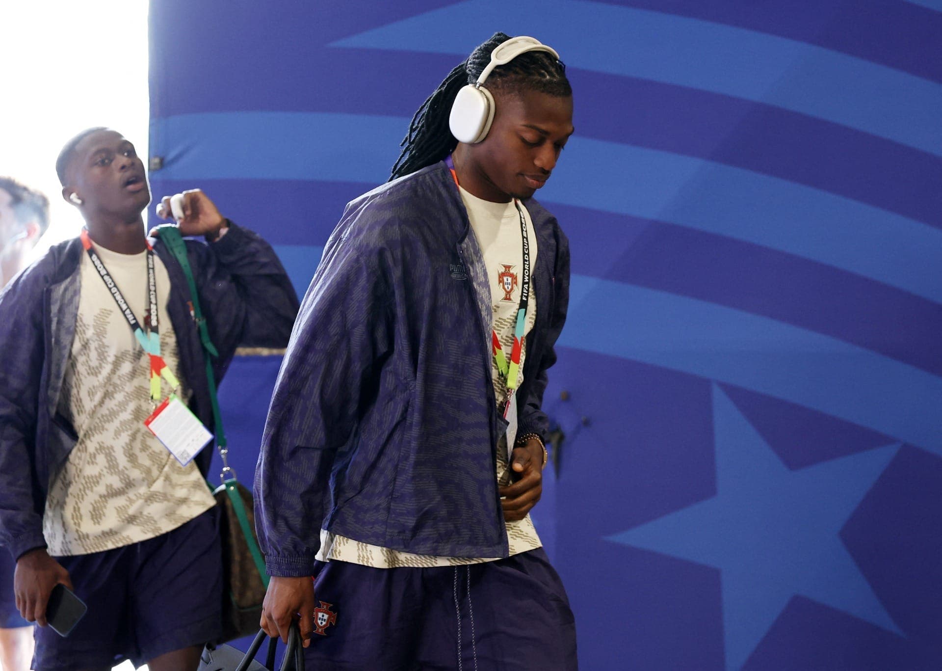 Rafael Leão e Nuno Mendes, de Portugal, chegam ao estádio antes da partida.