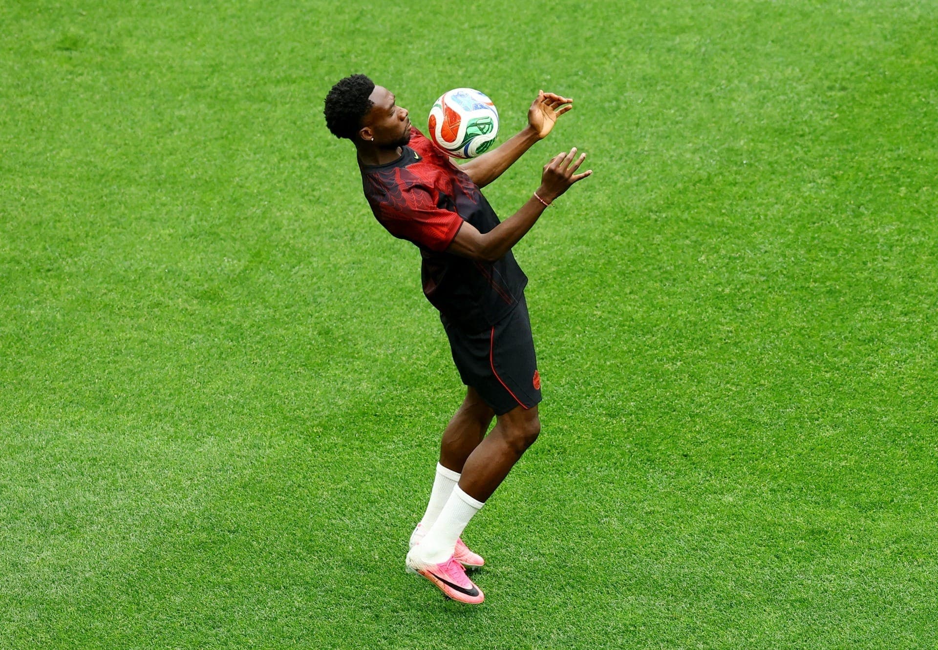 Alphonso Davies treina para enfrentar o Catar, pela Copa do Mundo