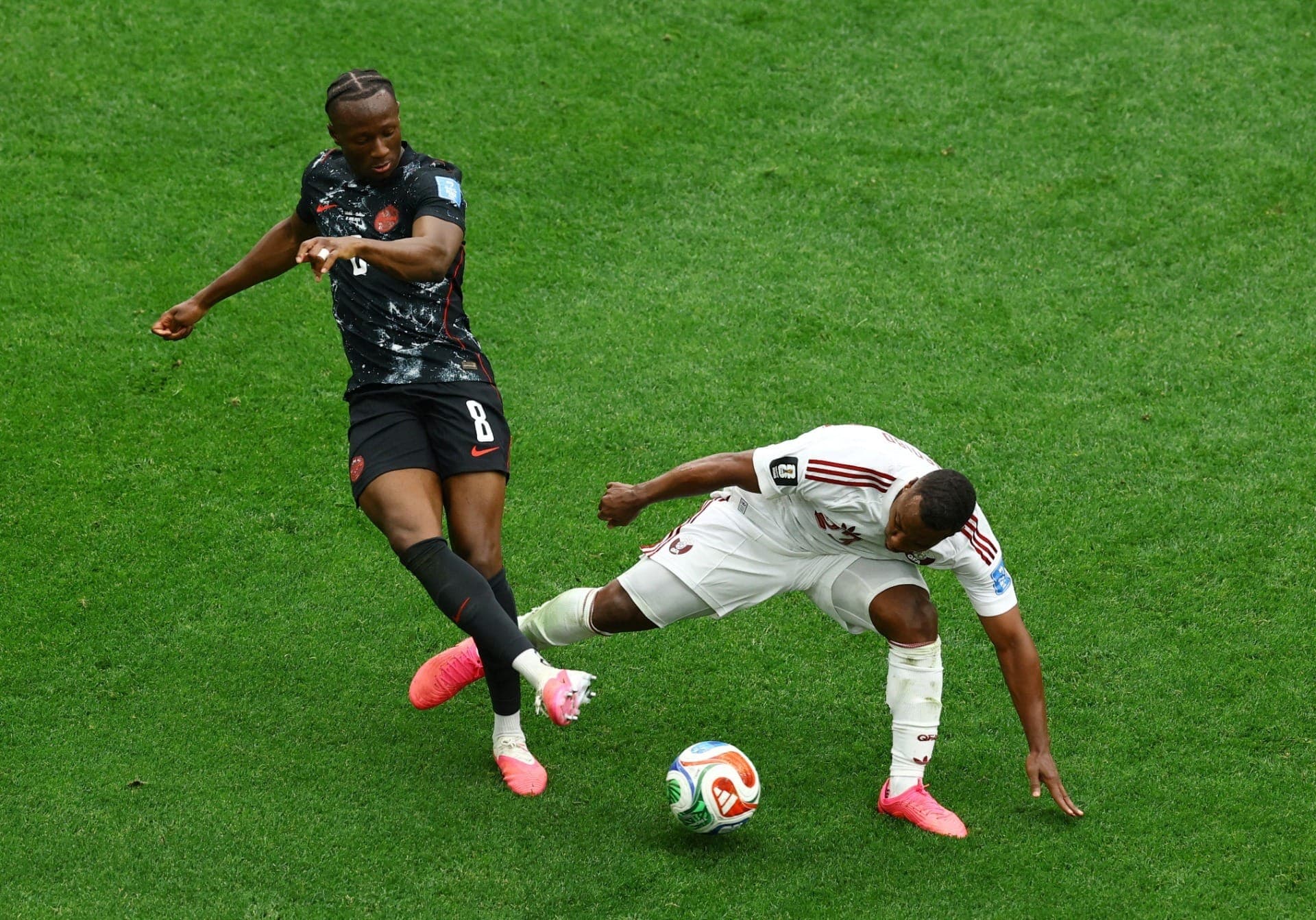Assim Madibo no lance que resultou na lesão de Ismaël Koné