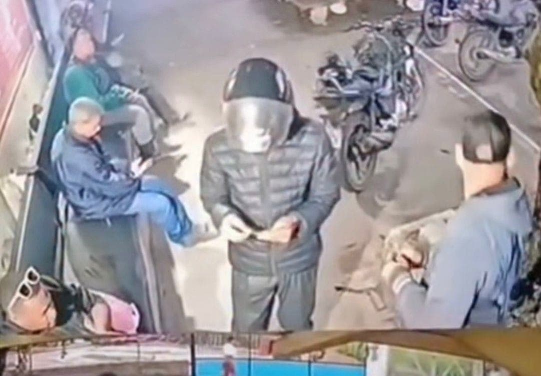 Câmeras registram execução de mototaxista em avenida movimentada de Magé