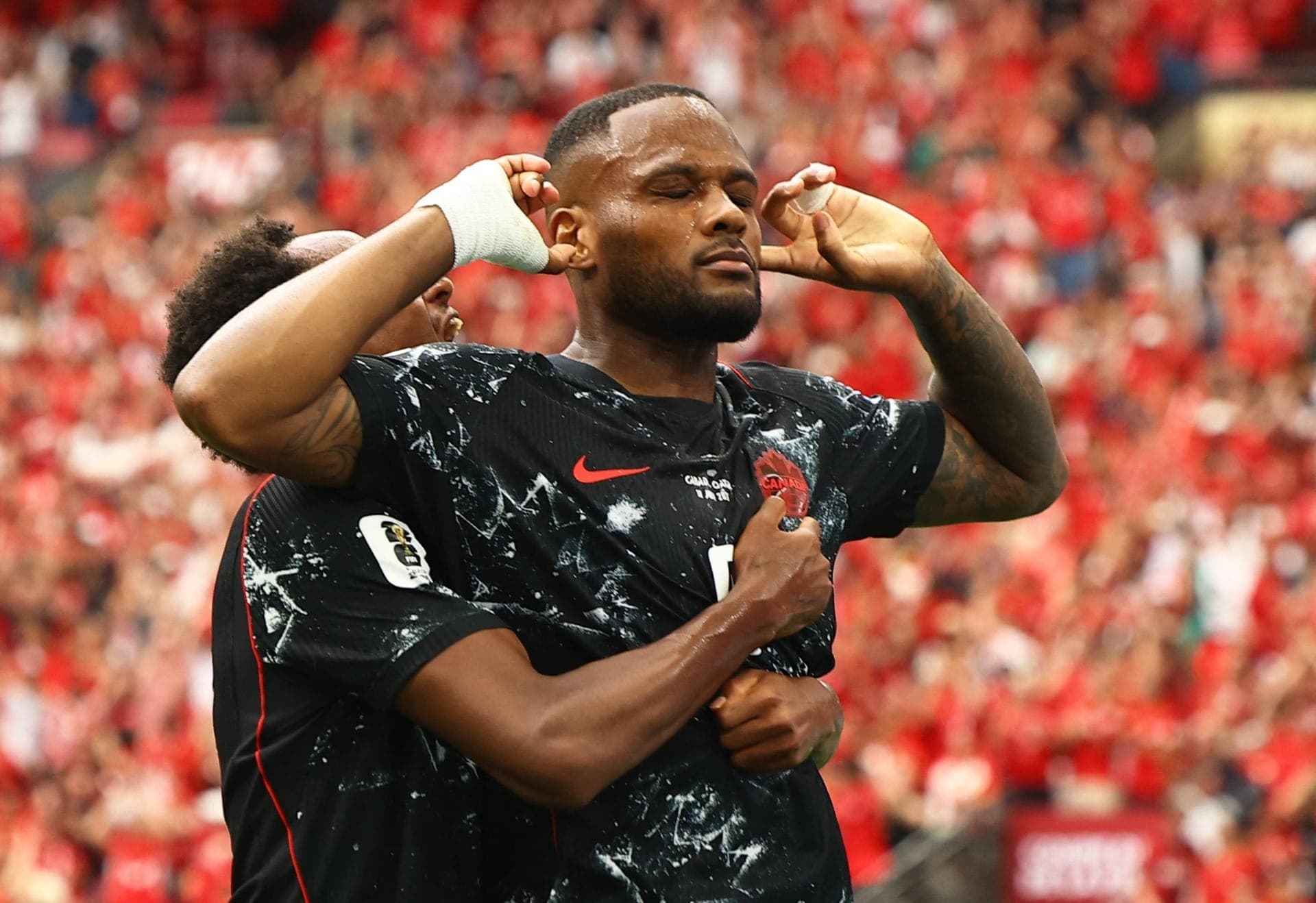 Cyle Larin comemora o primeiro gol do Canadá contra o Catar