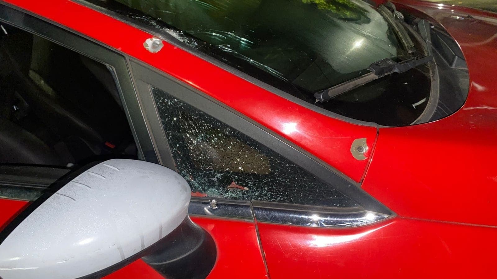 Homem de 50 anos é baleado dentro de carro em Pindamonhangaba