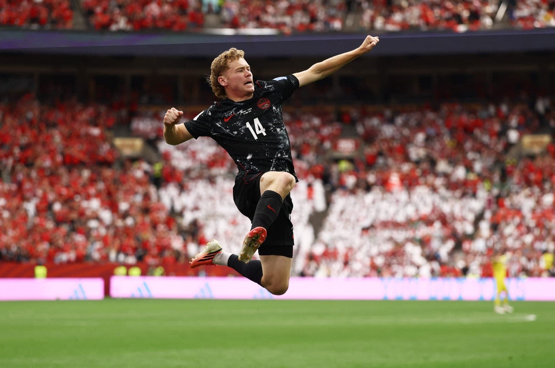 Jacob Shaffelburg comemorando o quinto gol do Canadá