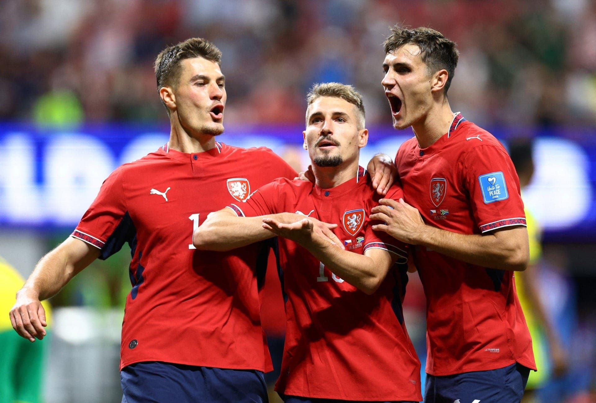 Jogadores da República Tcheca comemorando o gol do Sadílek
