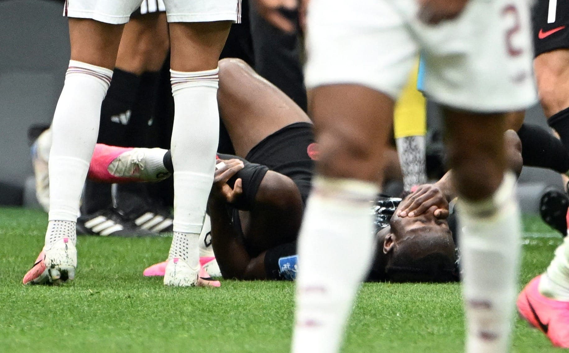 Kone se lamenta após sofrer uma série lesão no confronto contra o Catar