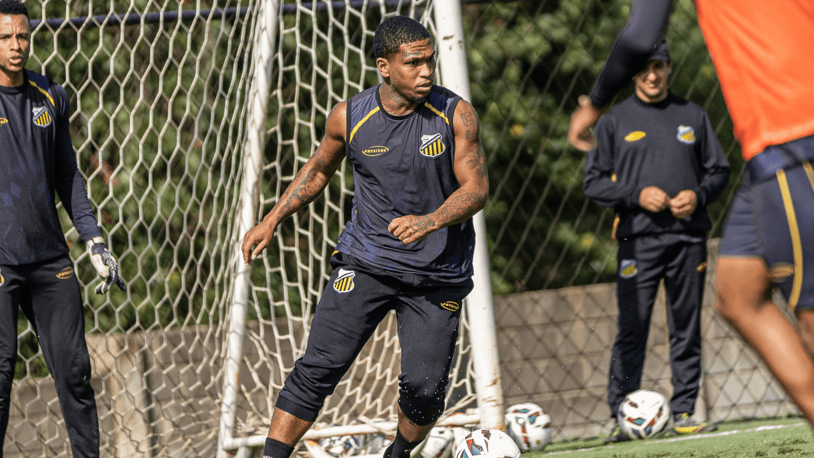 O elenco treinou no CT Gino de Biasi para a partida