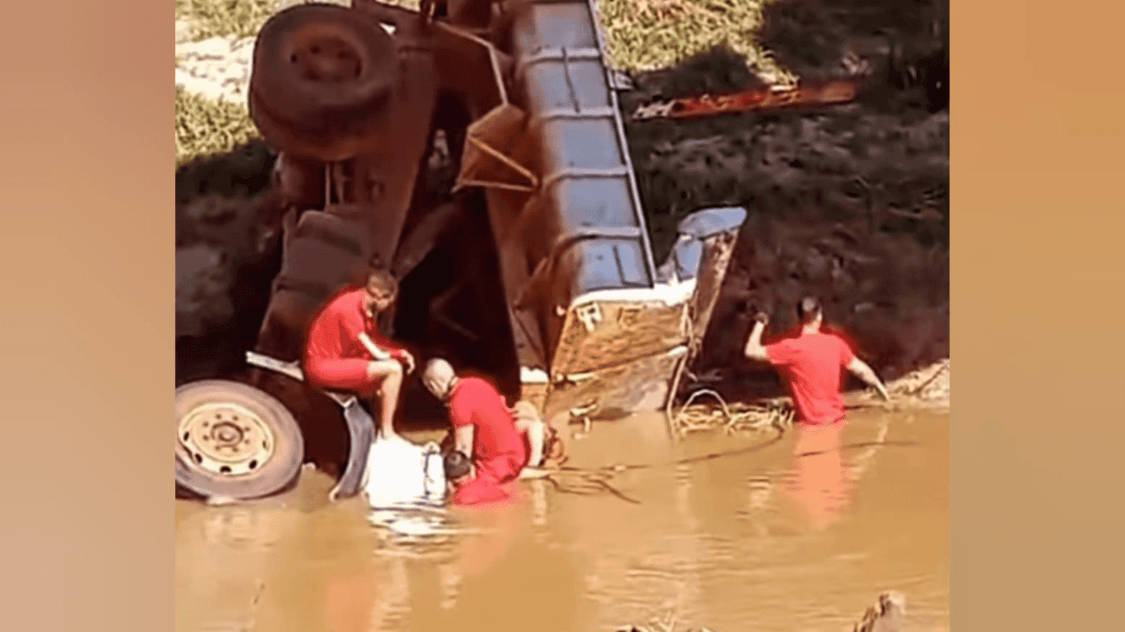 O veículo ficou com a cabine completamente submersa