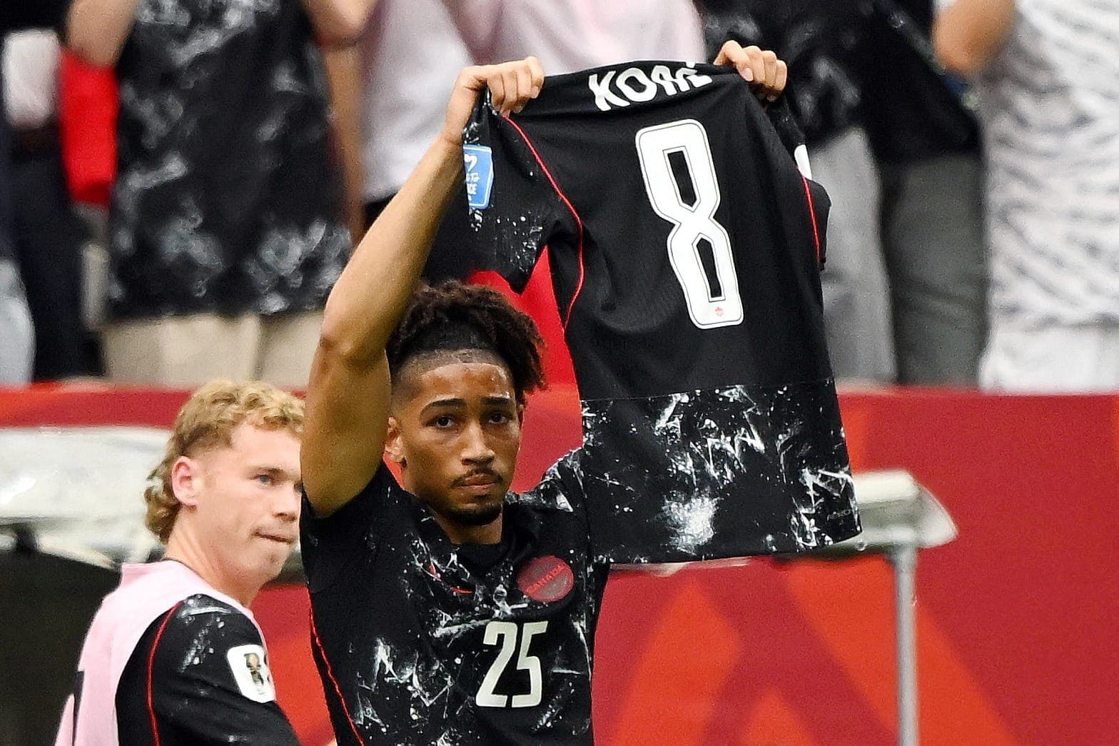 Saliba comemora o quarto gol do Canadá com uma homenagem a Kone