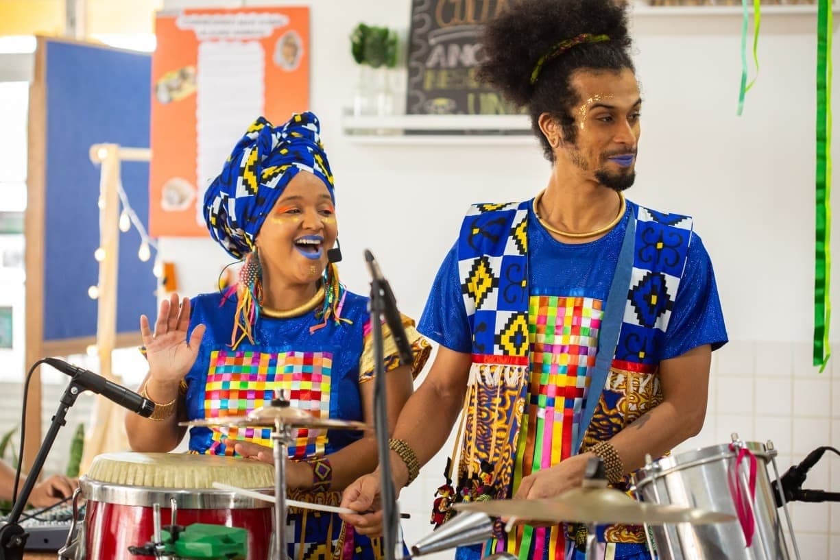CMEIs do Litoral recebem espetáculo que aproxima crianças da ancestralidade afroindígena