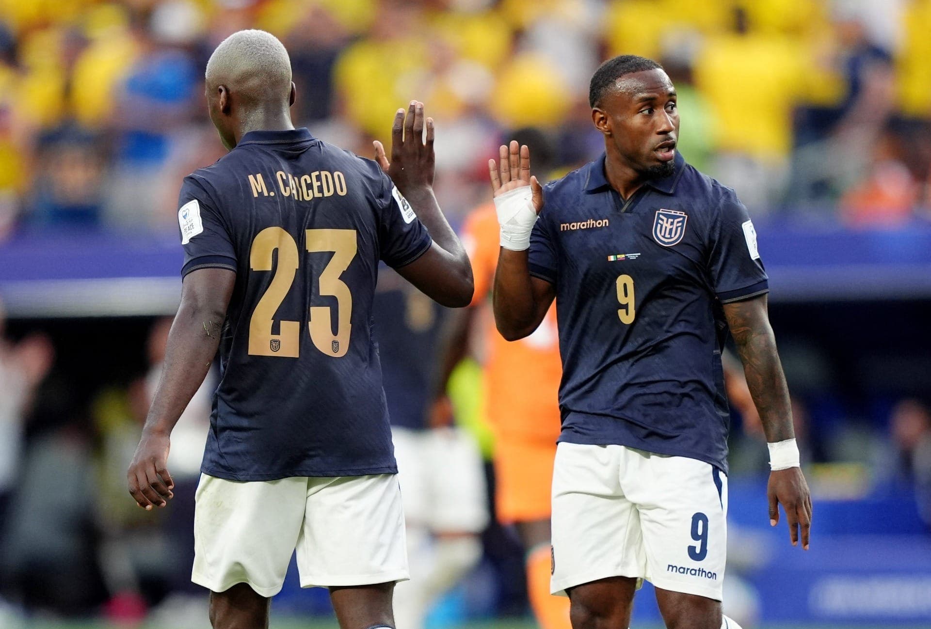 Moises Caicedo e John Yeboah, do Equador, durante a partida contra a Costa do Marfim