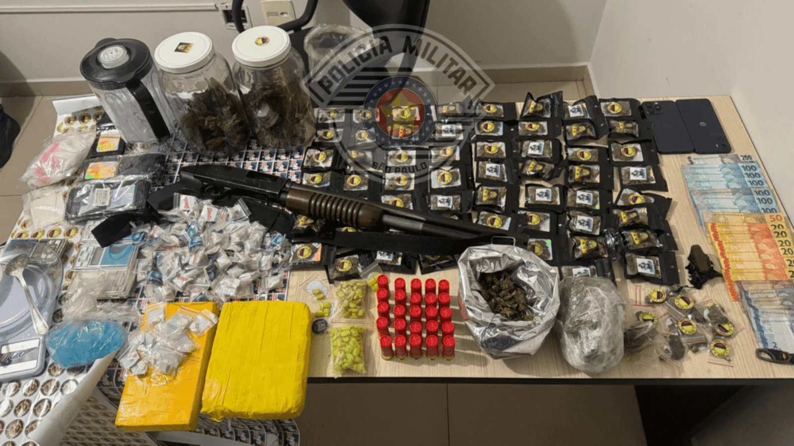 O suspeito estava de posse de maconha, cocaína e ICE