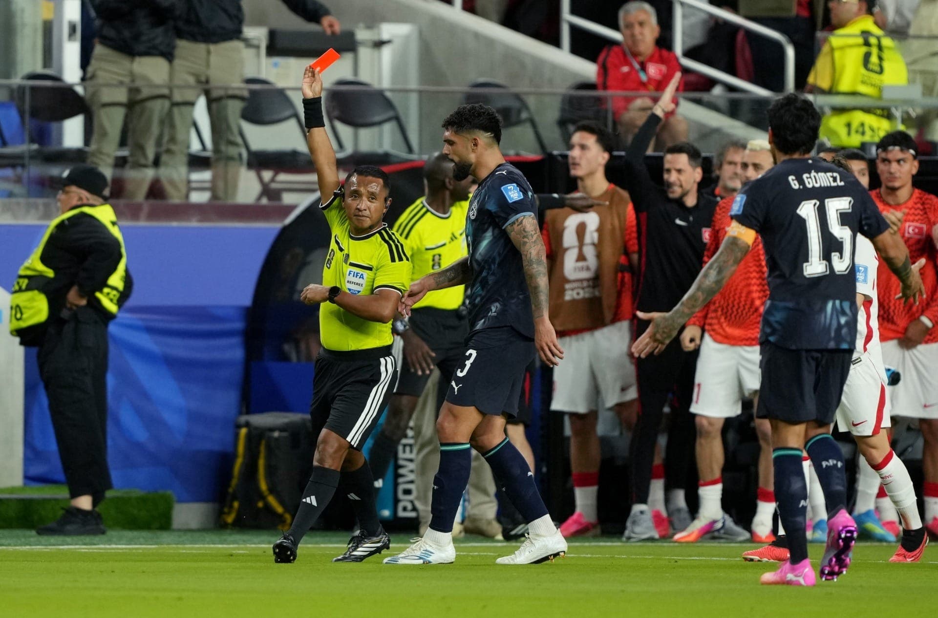 Almirón foi expulso por cobrir a boca em discussão com jogador turco