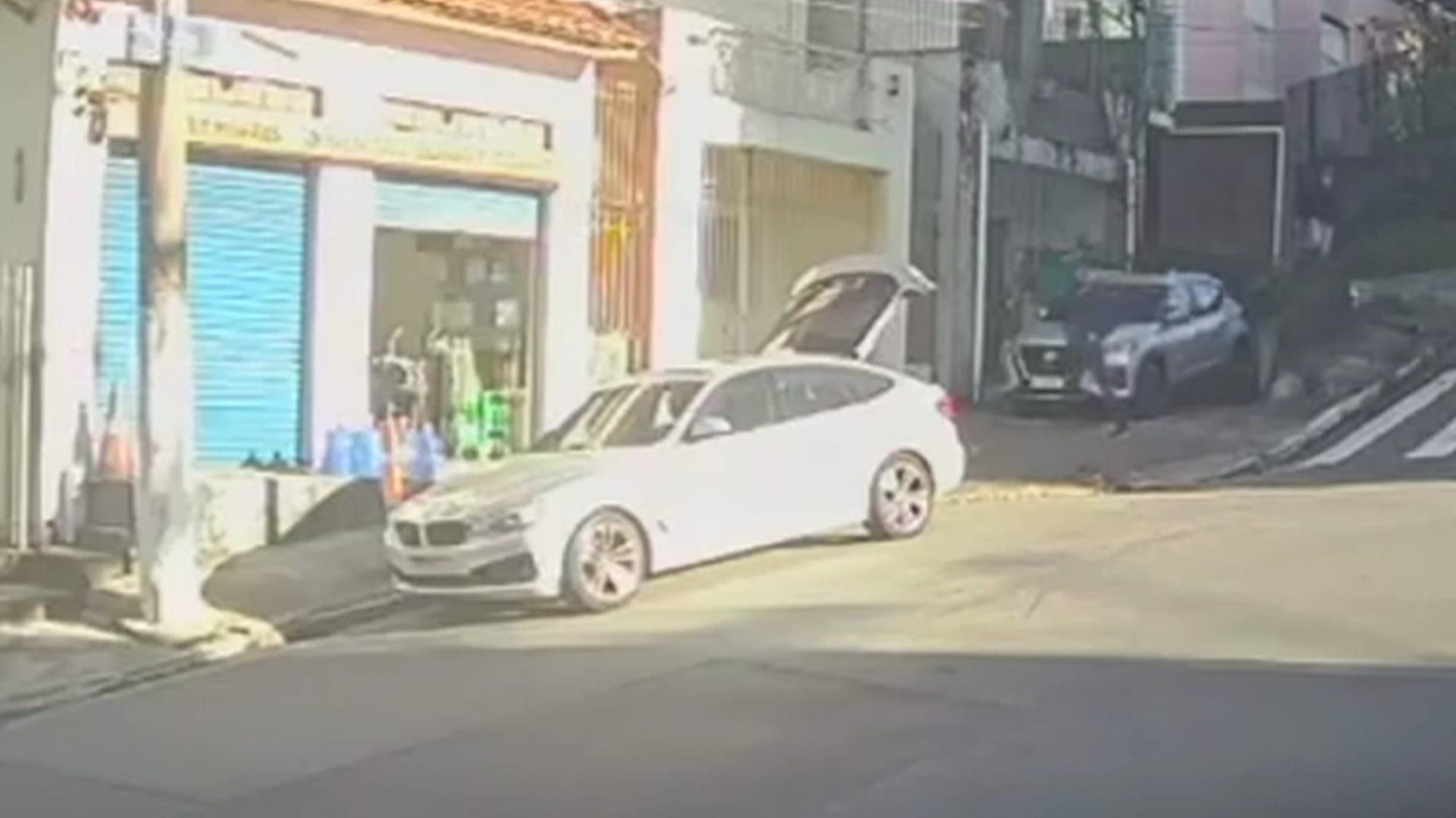 Carro de luxo é roubado em São Paulo por homem em saída temporária