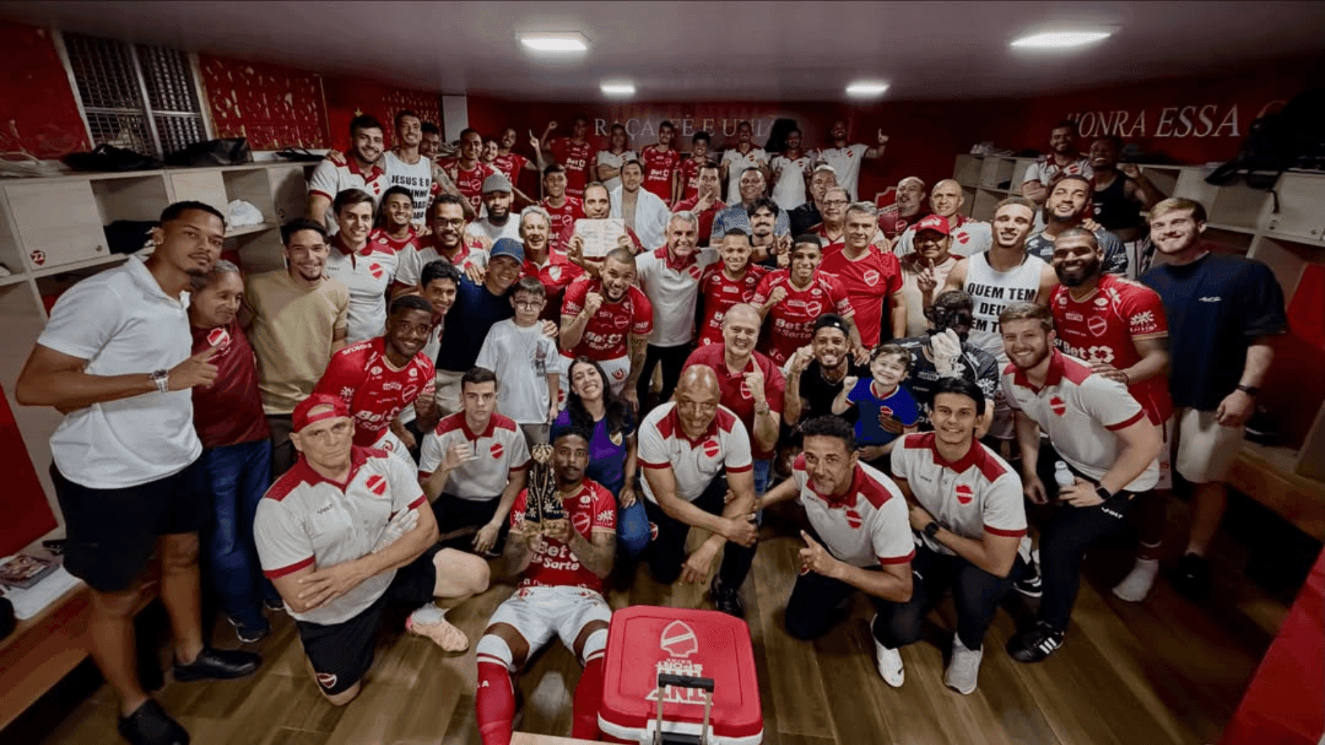 Jogadores do Vila Nova comemorando a vitória sobre o Náutico