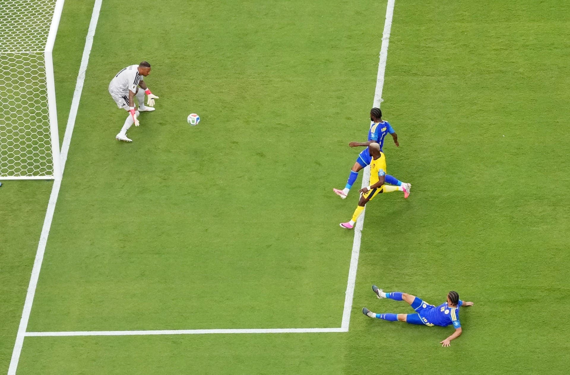 Seleção do Equador parou nas defesas de Room no 1º tempo