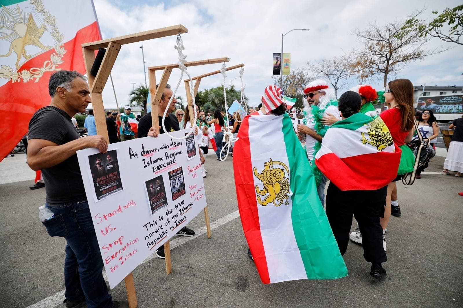 Bandeira com leão é símbolo do protesto contra o regime