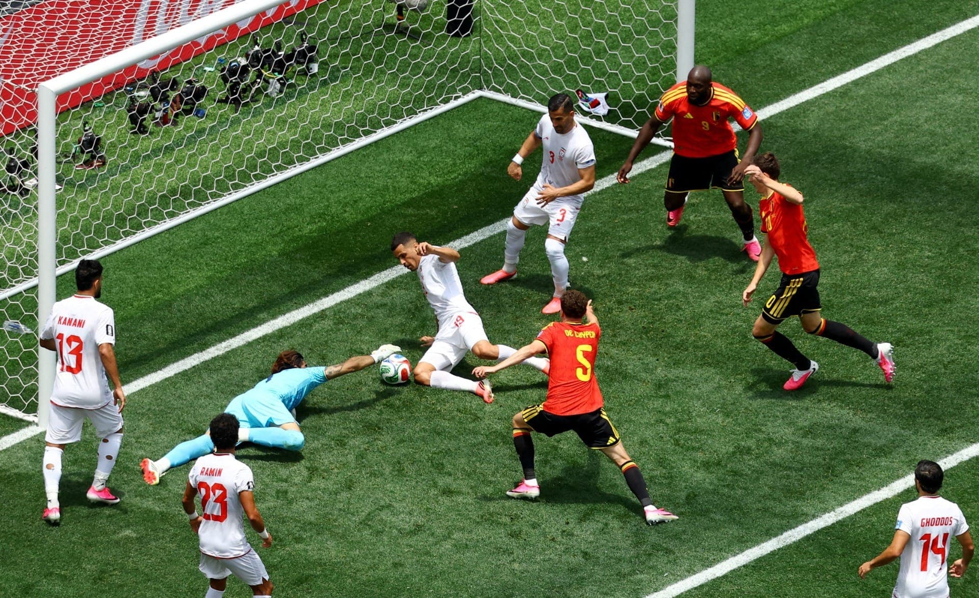 Beiranvand defendeu finalização de De Cuyper na pequena área, quando já tinha caído