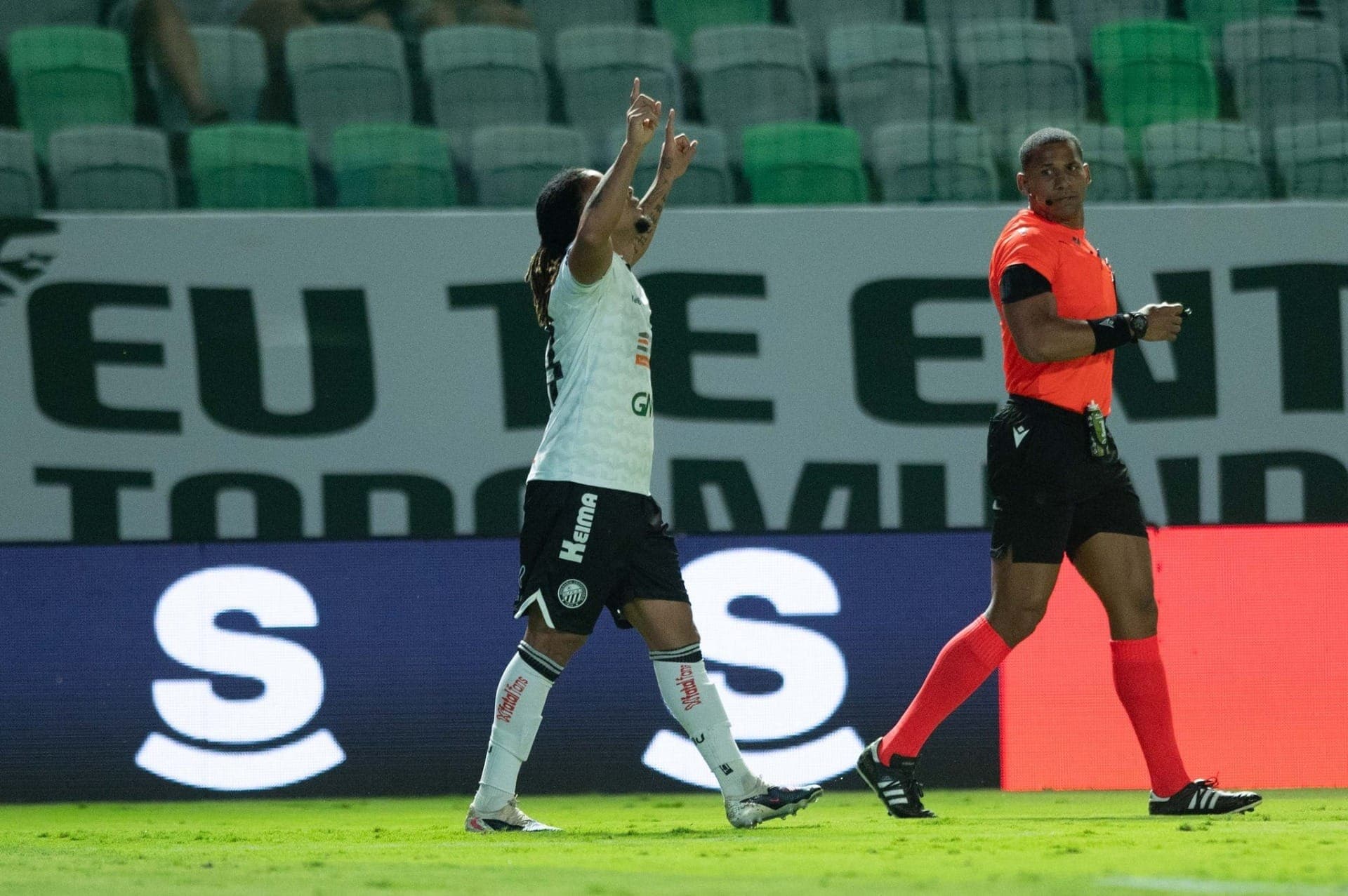 Berto marcou duas vezes na vitória do Operário diante o Goiás na Série B
