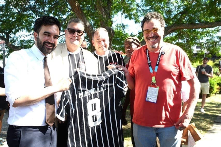 Prefeito de Nova York recebe camisa do Corinthians