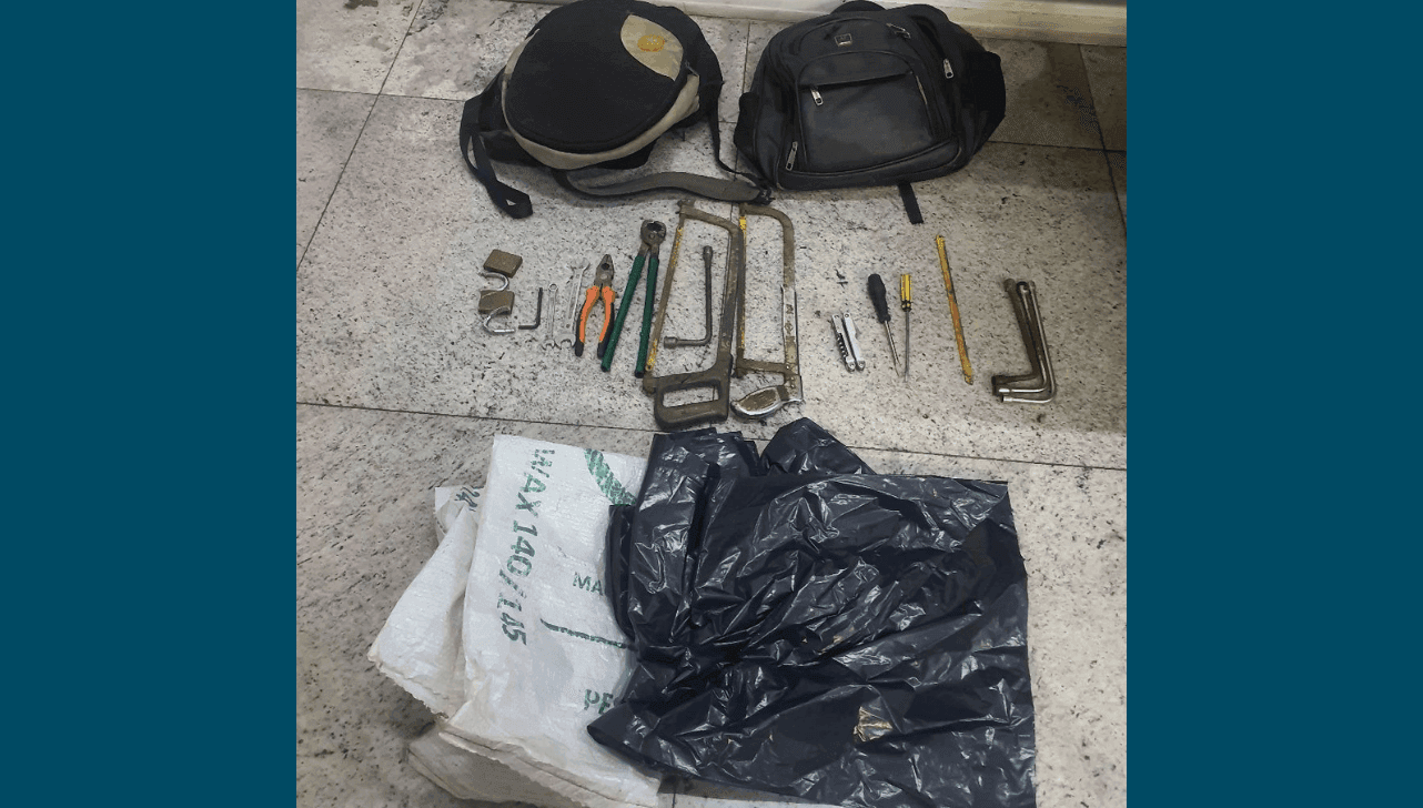 As ferramentas e outros materiais foram apreendidos