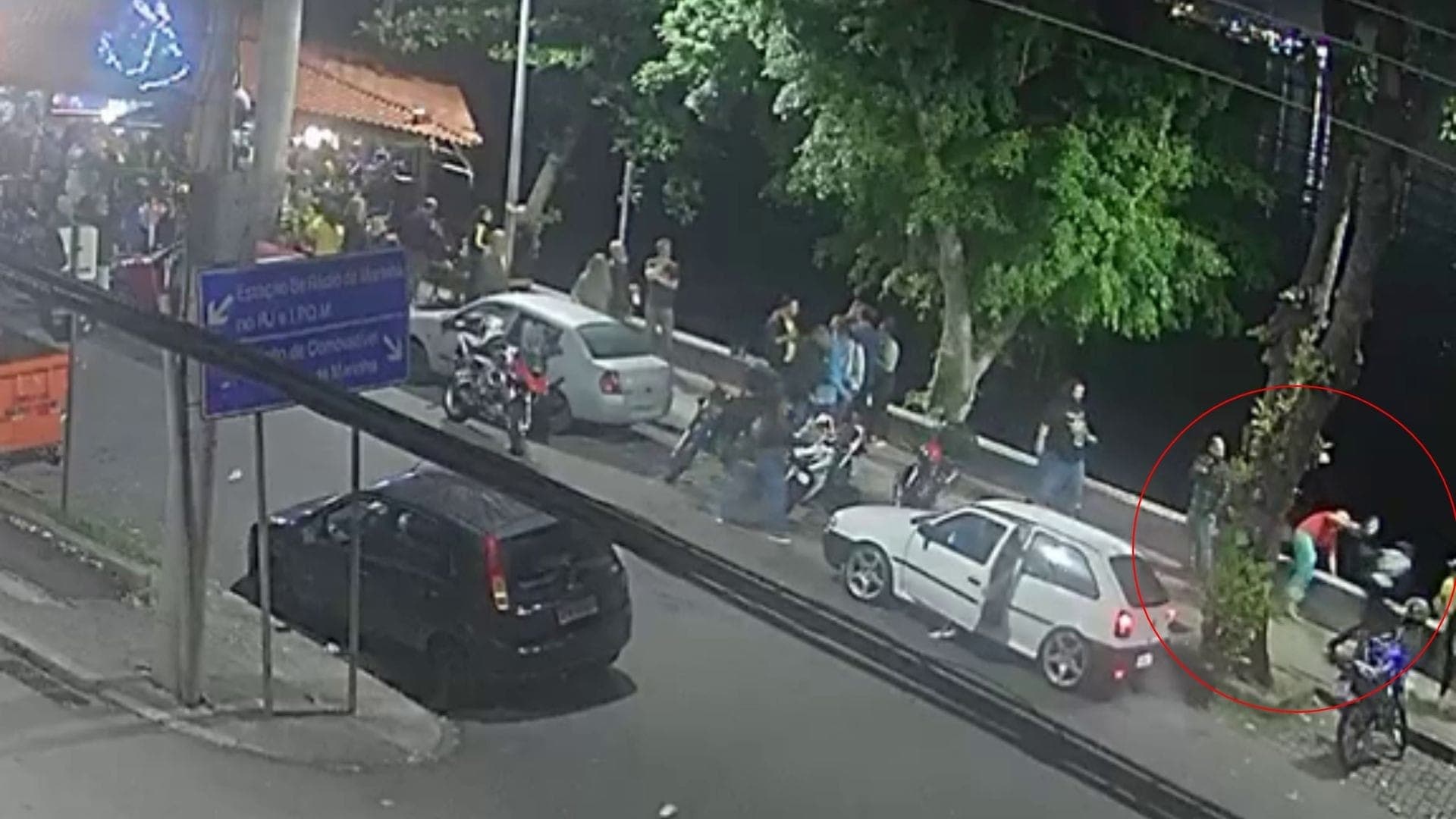 Câmera de segurança flagra momento em que a vítima é empurrada